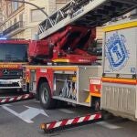 Bomberos de Madrid intervienen en un incendio originado en una vivienda de Menéndez Pelayo
