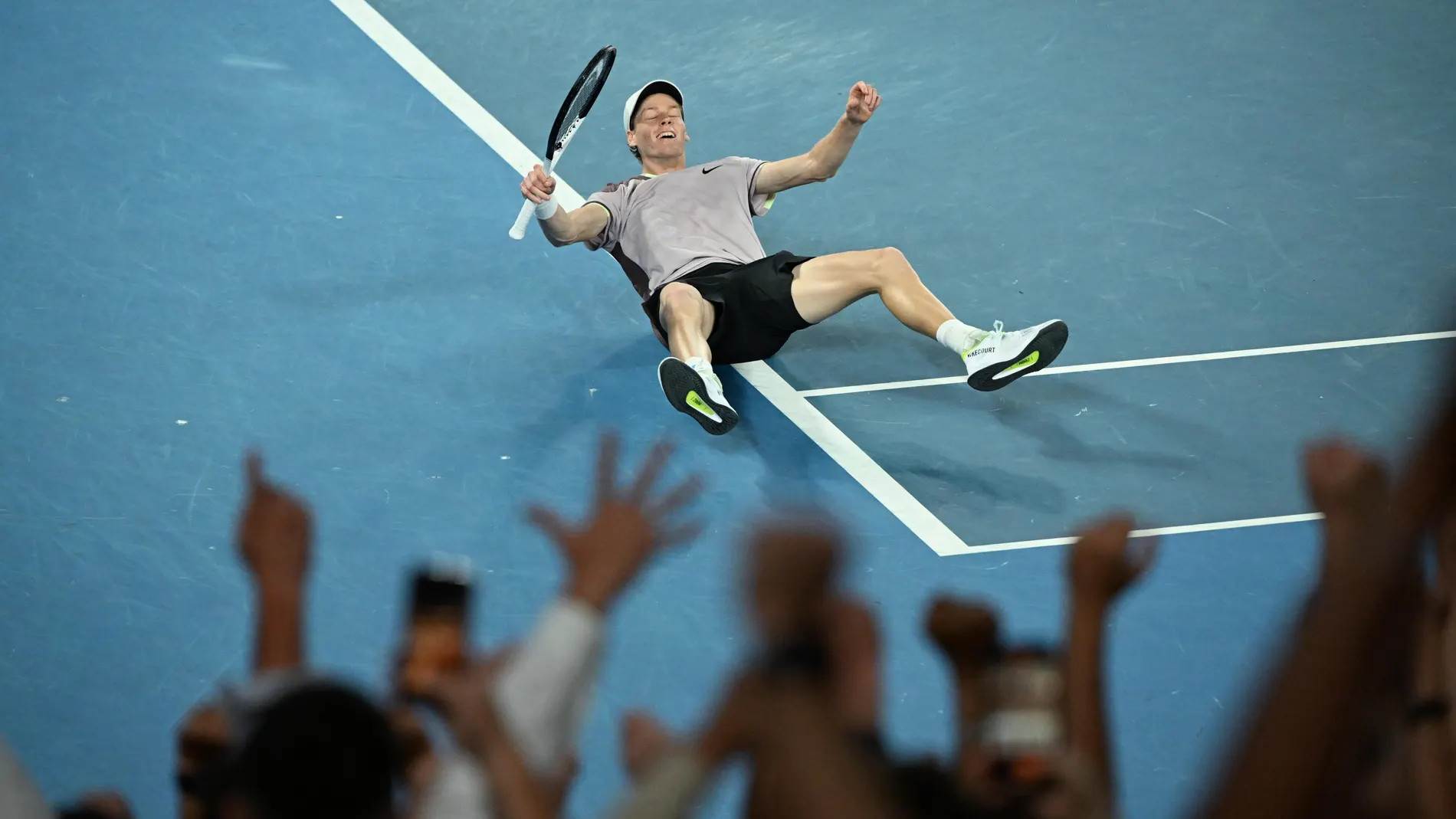 Melbourne (Australia), 28/01/2024.- Jannik Sinner of Italy celebrates after winning the Men'Äôs Singles final against Daniil Medvedev of Russia on Day 15 of the Australian Open tennis tournament in Melbourne, Australia, 28 January 2024. (Tenis, Italia, Rusia) EFE/EPA/JAMES ROSS AUSTRALIA AND NEW ZEALAND OUT