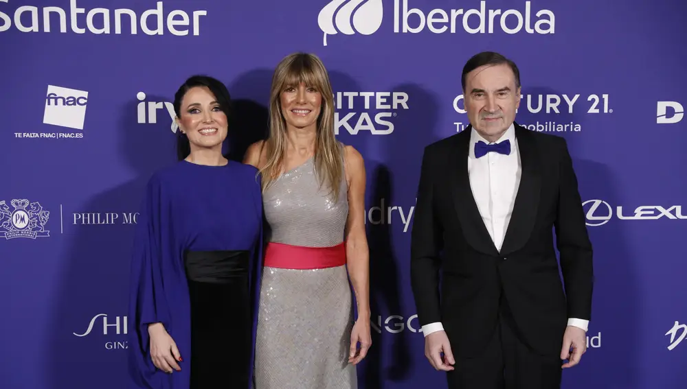La directora de la cátedra en Transformación Social Competitiva de la UCM, Begoña Gómez (c), posa junto a Pedro J. Ramírez y Cruz Sánchez durante el photocall previo a la gala de "Las Top 100 Mujeres Líderes de España", en el Teatro Real de Madrid