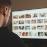 Hombre viendo porno en el ordenador