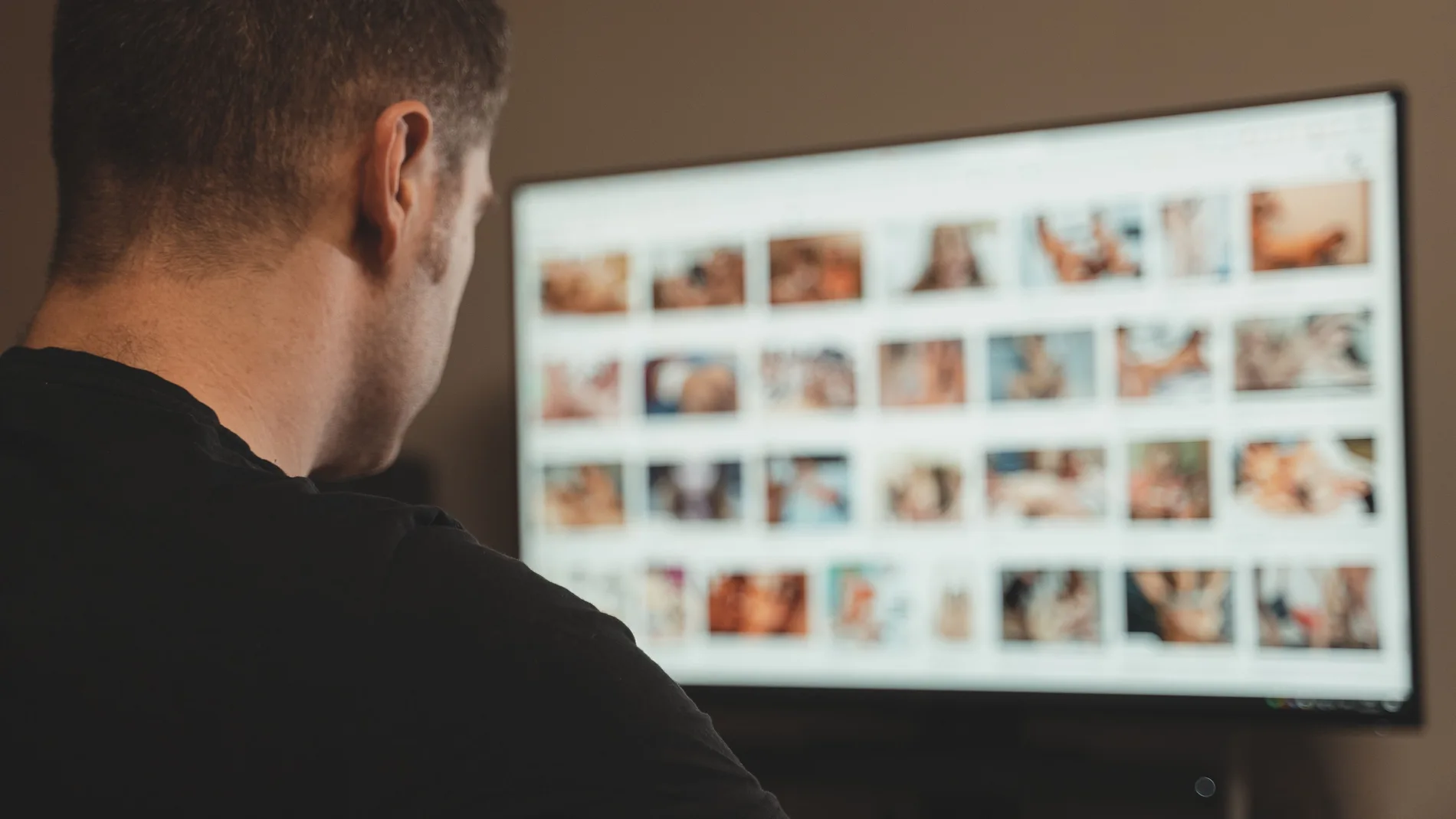 Hombre viendo porno en el ordenador