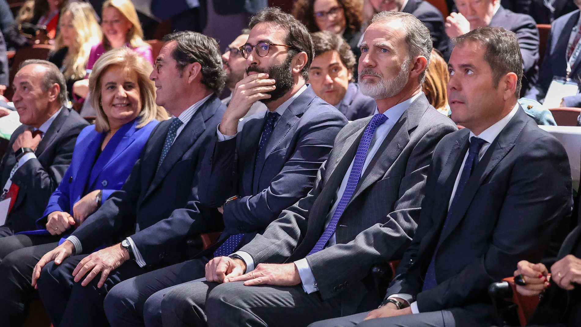 La presidenta de la Fundación CEO, Fátima Báñez (2i); el presidente de la CEOE, Antonio Garamendi (3i); el ministro de Economía, Comercio y Empresa, Carlos Cuerpo (3d); el Rey Felipe VI (2d) y el presidente de Cepyme, Gerardo Cuerva (1d), durante el acto de entrega de los Premios de Confederación Española de la Pequeña y la Mediana Empresa (CEPYME), en el Museo Nacional de Arte Reina Sofía, a 29 de enero de 2024, en Madrid (España). Los premios promueven el reconocimiento social de la figura...