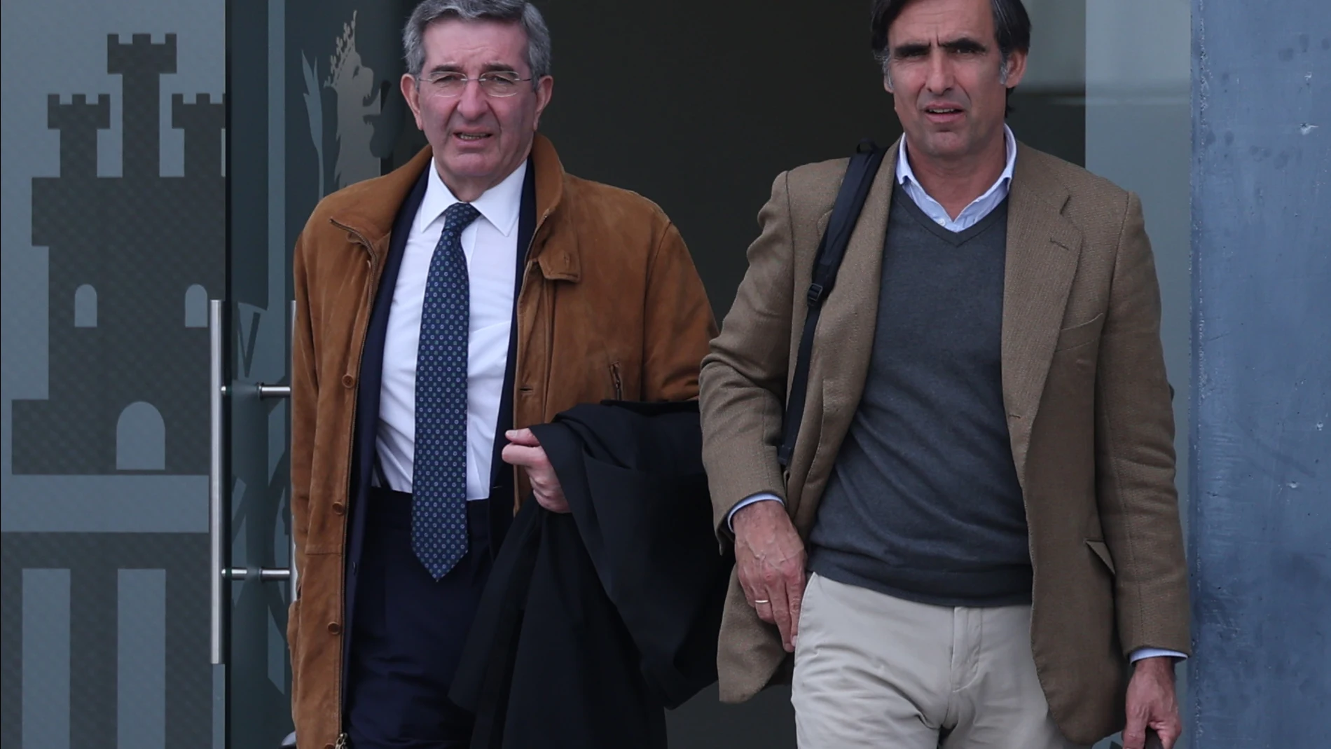El hijo de Ruiz-Mateos, José María Ruiz-Mateos (d), y un abogado salen de un juicio por ‘Nueva Rumasa’, en la sede de la Audiencia Nacional de San Fernando de Henares, a 29 de enero de 2024, en Madrid (España). La Audiencia Nacional juzga desde hoy a los seis hijos del fallecido empresario José María Ruiz-Mateos por la presunta estafa de Nueva Rumasa, unos hechos por los que la Fiscalía Anticorrupción reclama 16 años de cárcel para cada uno de ellos. El Ministerio Público también pide condena...