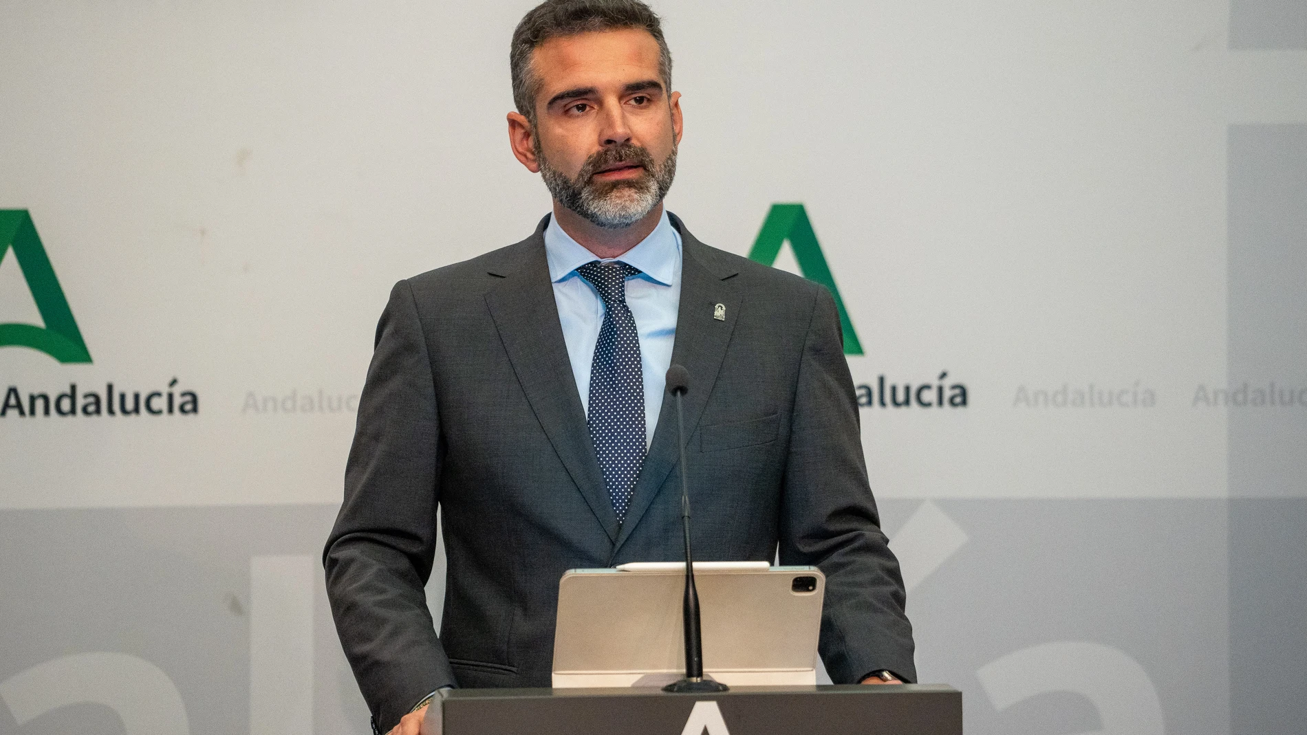 El consejero de Sostenibilidad, Medio Ambiente y Economía Azul de la Junta de Andalucía y portavoz del gobierno, Ramón Fernández-Pacheco, durante la rueda de prensa posterior al Consejo de Gobierno andaluz en el Palacio de San Telmo. A 29 de enero del 2024, en Sevilla (Andalucía, España). Como cada martes, el Consejo de Gobierno de la Junta de Andalucía se reúne en Palacio de San Telmo para llevar el control de los temas referentes a la actualidad política andaluza29 ENERO 2024Francisco J...