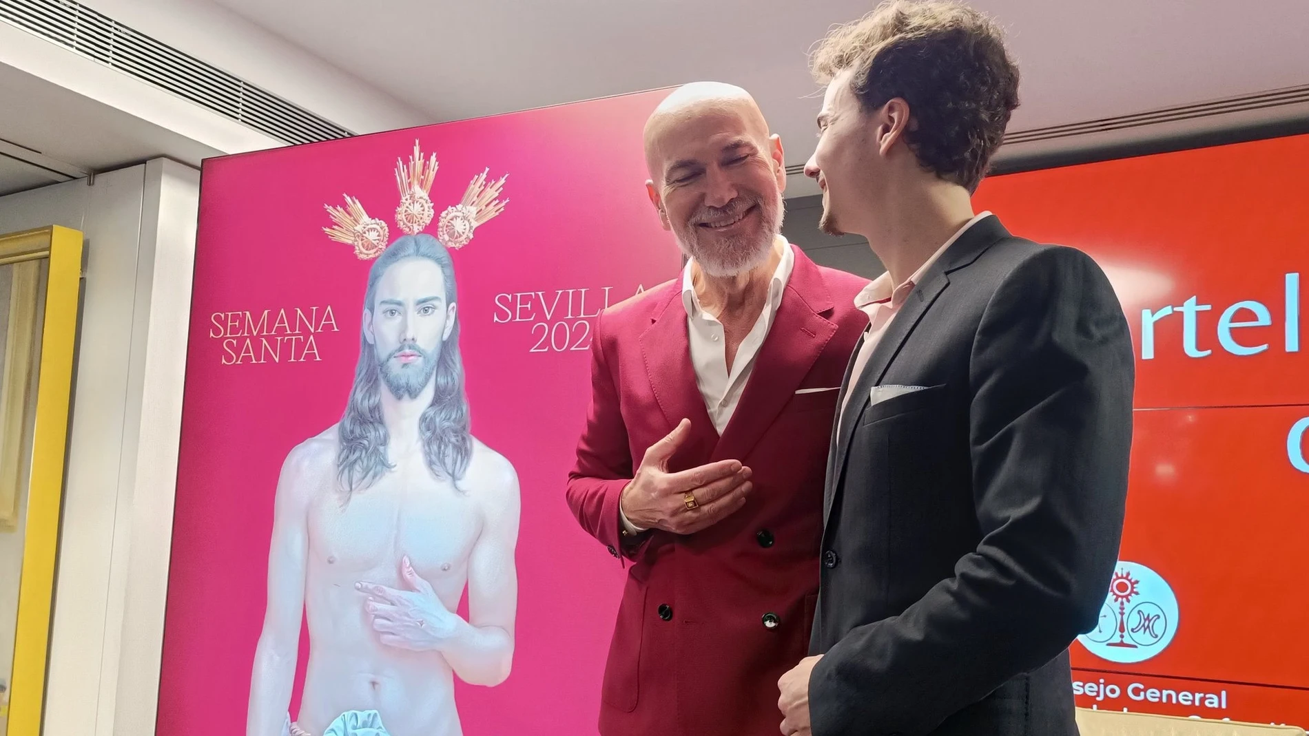 El pintor Salustiano, con su hijo Horacio, modelo usado para pintar el cartel de la Semana Santa de Sevilla 2024.CONSEJO DE HERMANDADES Y COFRADI29/01/2024