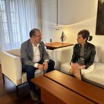 La candidata de Sumar con el rector de la USC. 