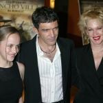 Antonio Banderas (c) acompañado de su esposa Melanie Griffith (d) y su hija Dakota (i). El actor español Antonio Banderas, durante el estreno de una nueva película para la compañia HBO, donde encarna al revolucionario mexicano Pancho Villa en el telefilme "And Starring Pancho Villa as Himself"