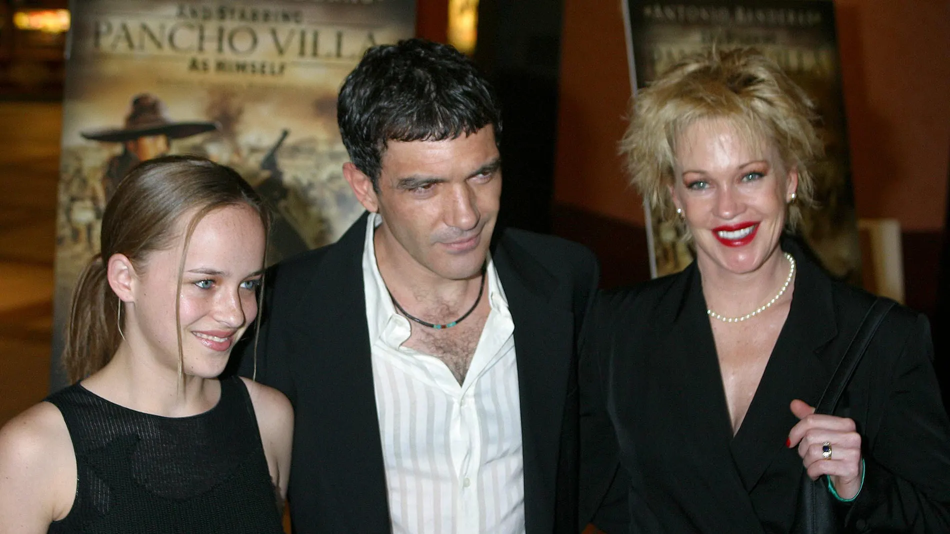 Antonio Banderas (c) acompañado de su esposa Melanie Griffith (d) y su hija Dakota (i). El actor español Antonio Banderas, durante el estreno de una nueva película para la compañia HBO, donde encarna al revolucionario mexicano Pancho Villa en el telefilme "And Starring Pancho Villa as Himself"