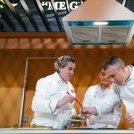La Comunidad de Madrid ha nombrado a la cocinera Pepa Muñoz (i), como embajadora de M Producto Certificado