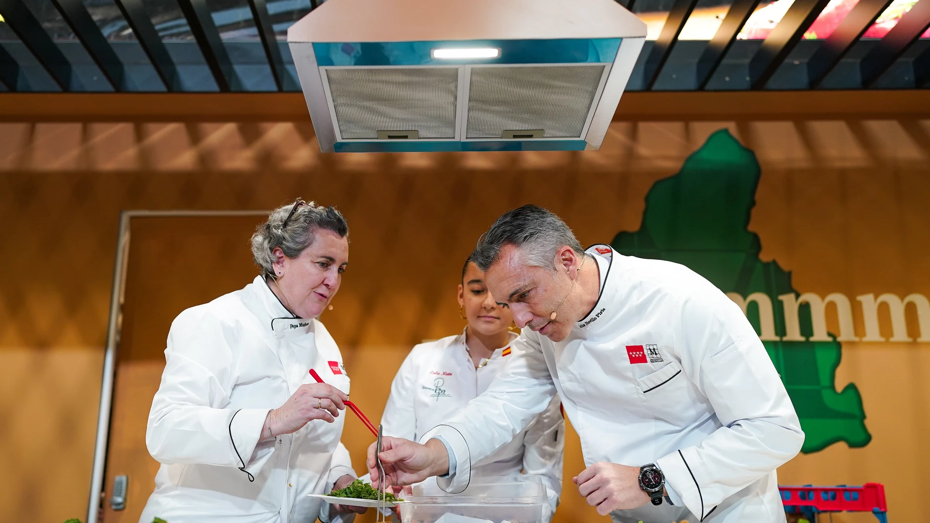 La Comunidad de Madrid ha nombrado a la cocinera Pepa Muñoz (i), como embajadora de M Producto Certificado