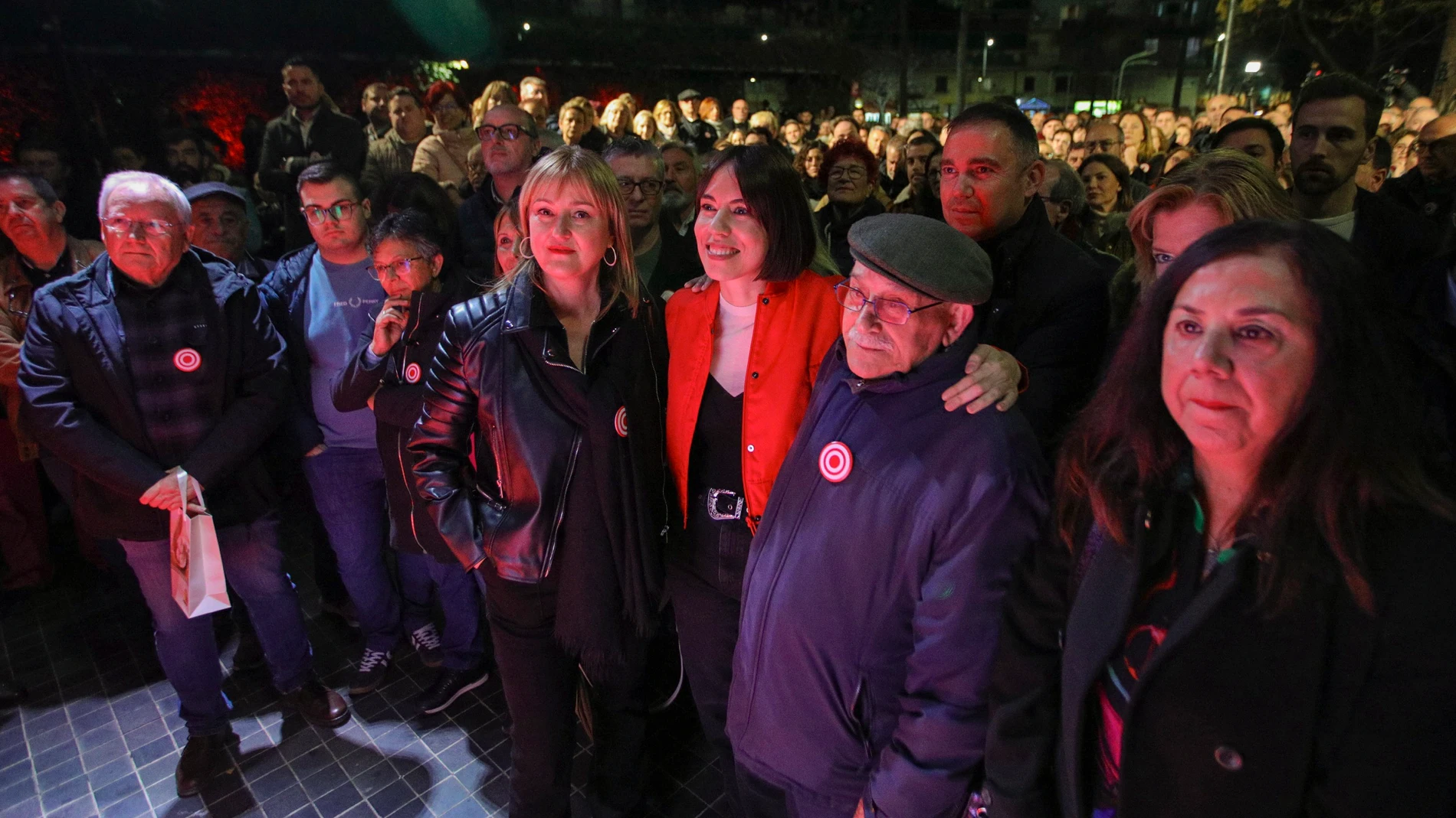 GRAFCVA7968. GANDÍA (VALENCIA), 29/01/2024.- La ministra de Ciencia, Innovación y Universidades, Diana Morant, es arropada durante el acto de entrega de su precandidatura a la secretaría general del PSPV-PSOE realizado esta tarde en Gandia. EFE/Natxo Francés