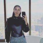 Mirror selfie de Ana de Armas con total look de Louis Vuitton
