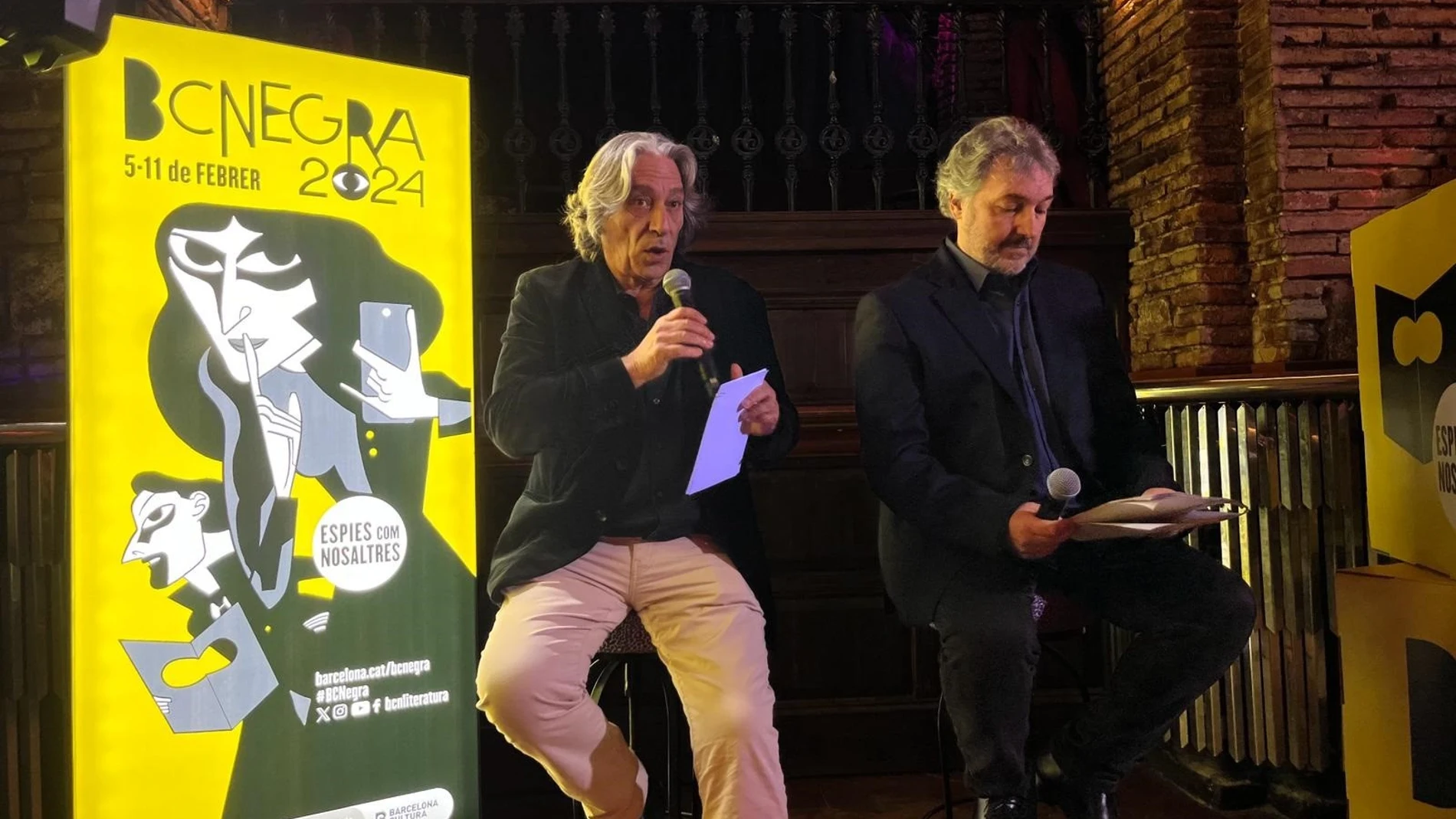 El concejal de Cultura e Industrias Creativas del Ayuntamiento de Barcelona, Xavier Marcé, y el comisario del festival BCNegra, Carlos Zanón. EUROPA PRESS 29/01/2024