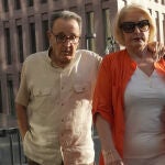El exvicepresidente del Comité Técnico de Árbitros (CTA) José María Enríquez Negreira, acompañado de su esposa a su llegada al Instituto de Medicina Legal de Cataluña para ser examinado por un forense que debe certificar si padece síntomas de demencia, como ha alegado su defensa ante el juez.