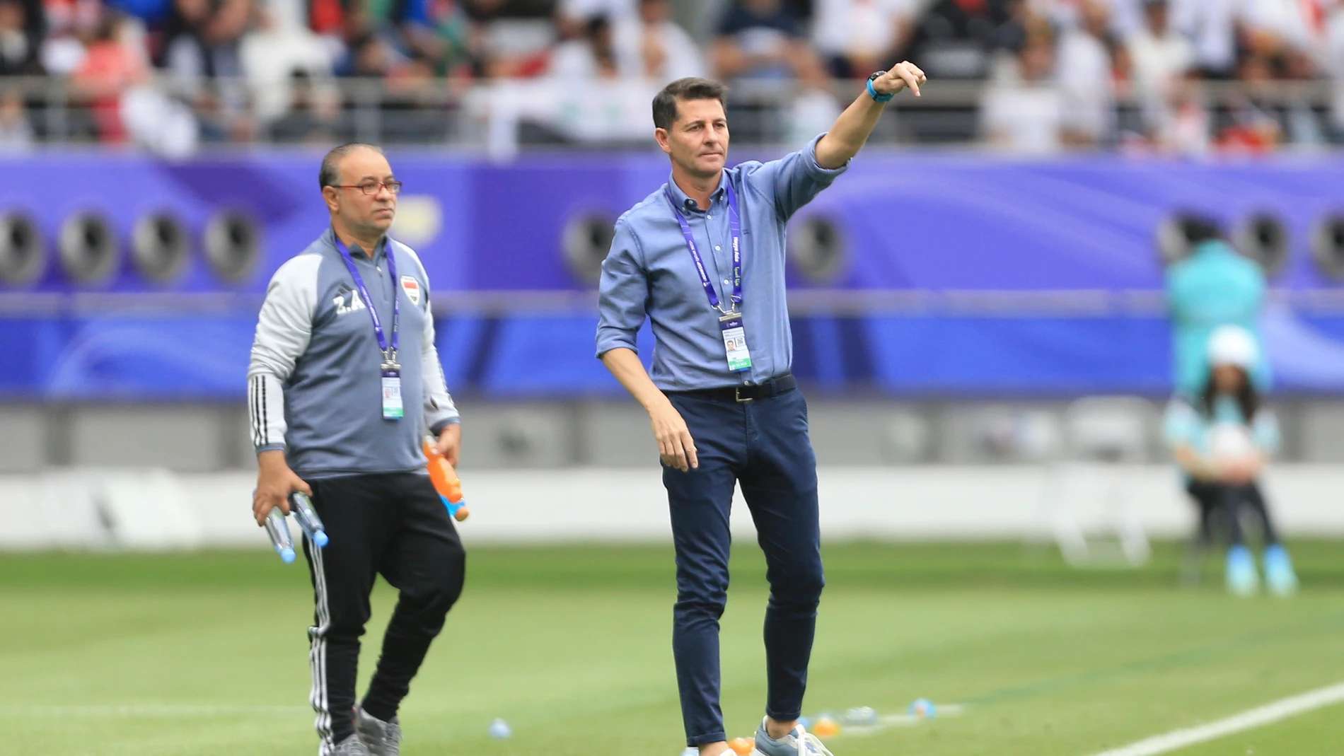 Iraq's head coach Jesus Garcia talks to his players during the Asian Cup round of 16 soccer match between Iraq and Jordan at Khalifa International Stadium in Doha, Qatar, Monday, Jan. 29, 2024. (AP Photo/Hussein Sayed)