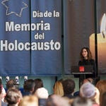 Ayuso en el recuerdo a las v’ctimas del Holocausto en la Asamblea de Madrid. David Jar 