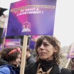 Una mujer con un cartel a favor del aborto frente a la Asamblea Nacional 