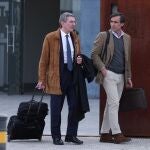 Uno de los hijos de Ruiz-Mateos y su abogado