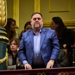 Oriol Junqueras sigue desde la tribuna de invitados la sesión Plenaria extraordinaria en el Congreso. Dictamen de comisión sobre la Proposición de Ley Orgánica de amnistía para la normalización institucional, política y social en Cataluña. 