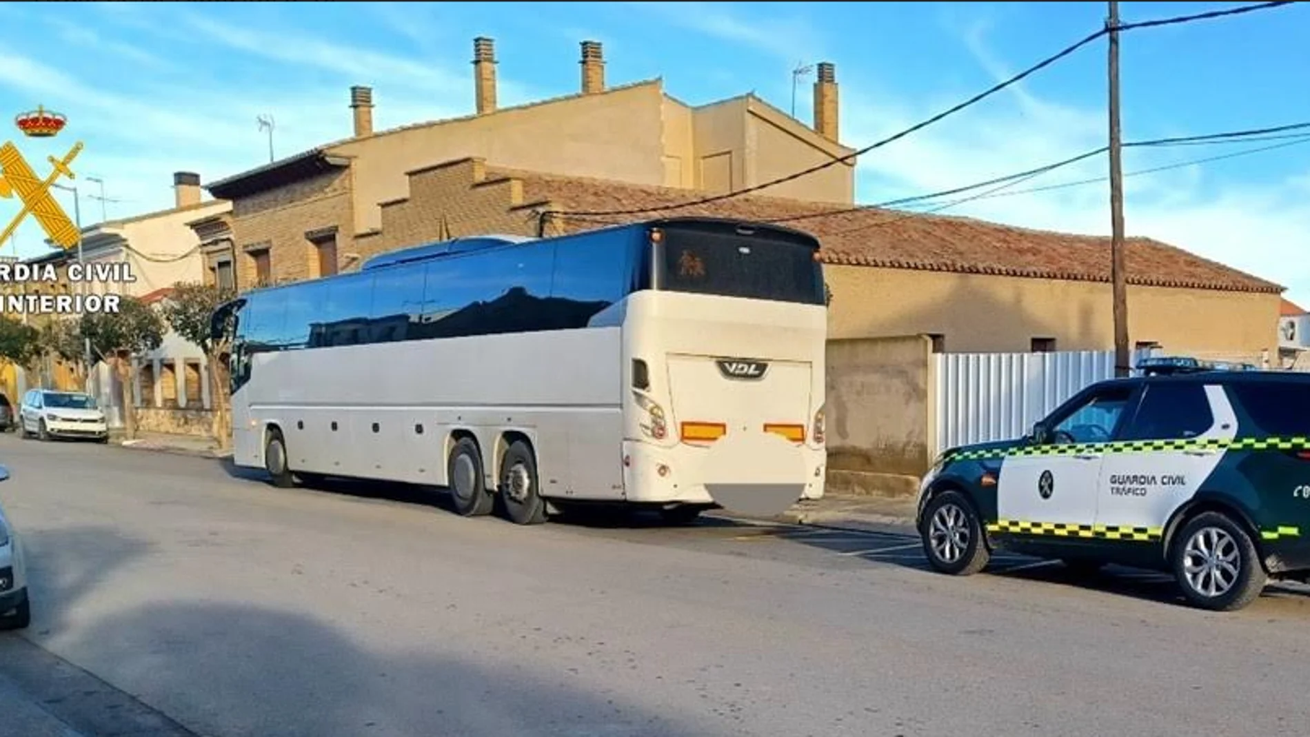 El autobús inmovilizado por la Guardia Civil