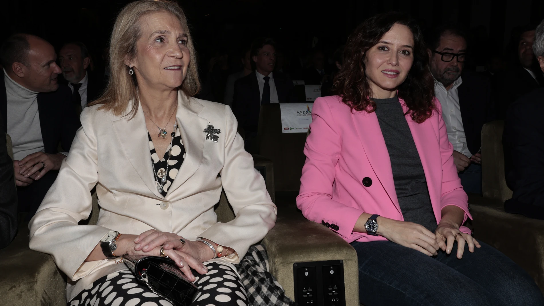 La Infanta Elena y Isabel Díaz Ayuso con la prensa deportiva.