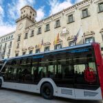 Alicante amplía a enero de 2025 el descuento del 50% de los bonos del bus.