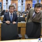 El alcalde de Madrid, José Luis Martínez-Almeida, y el ministro de Economía, Comercio y Empresa, Carlos Cuerpo, durante la presentación de la candidatura de Madrid para albergar la sede de la Autoridad Europea de Lucha contra el Blanqueo de Capitales y la Financiación del Terrorismo (AMLA), en el Parlamento Europeo, a 30 de enero de 2023, en Bruselas (Bélgica). 