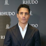 Álex González habla de sus ex en la inauguración de su nuevo negocio
