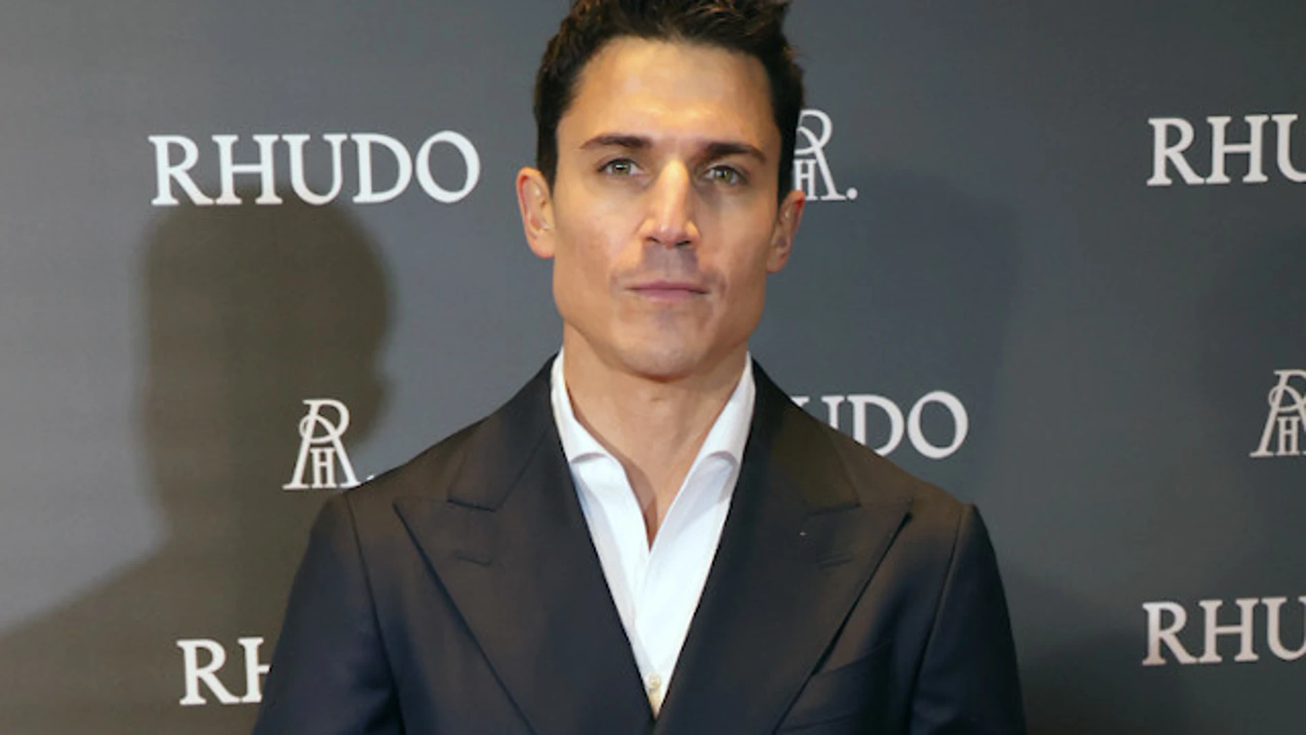 Álex González habla de sus ex en la inauguración de su nuevo negocio