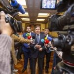 El consejero Fernández Carriedo atiende a los periodistas tras presidir el Comité de Seguimiento de las inversiones para el desarrollo económico para Ávila y su entorno