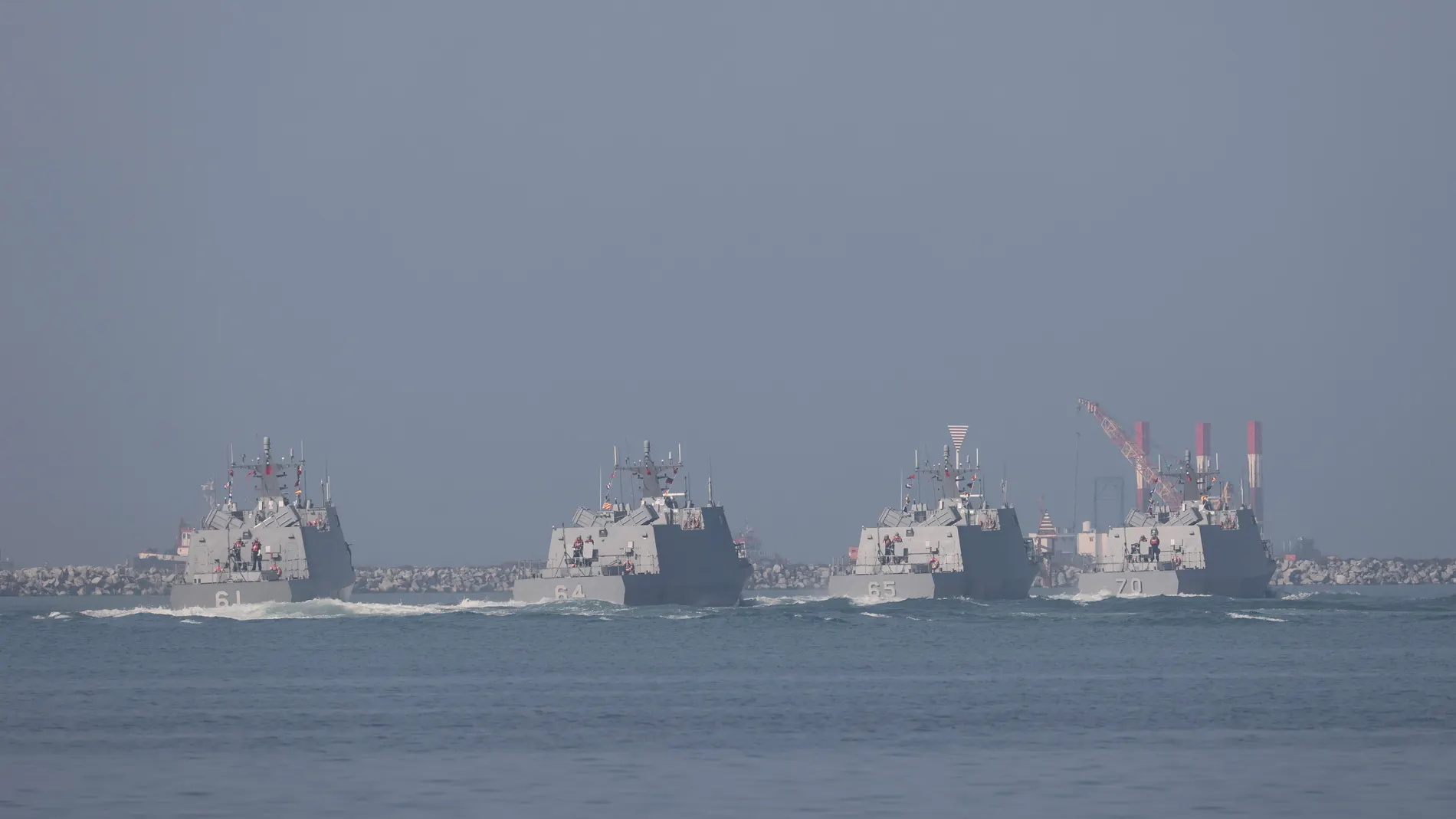 Kaohsiung (Taiwán), 31/01/2024.- Un grupo de barcos de cla Marina de Taiwán maniobran durante un ejercicio conjunto de preparación de ataque de fuego y colocación de minas en Kaohsiung, Taiwán, este miércoles. El gobierno de Taiwán expresó su agradecimiento al Estados Unidos por reafirmar su compromiso con la paz a través del Estrecho de Taiwán. EFE/RITCHIE B. TONGO