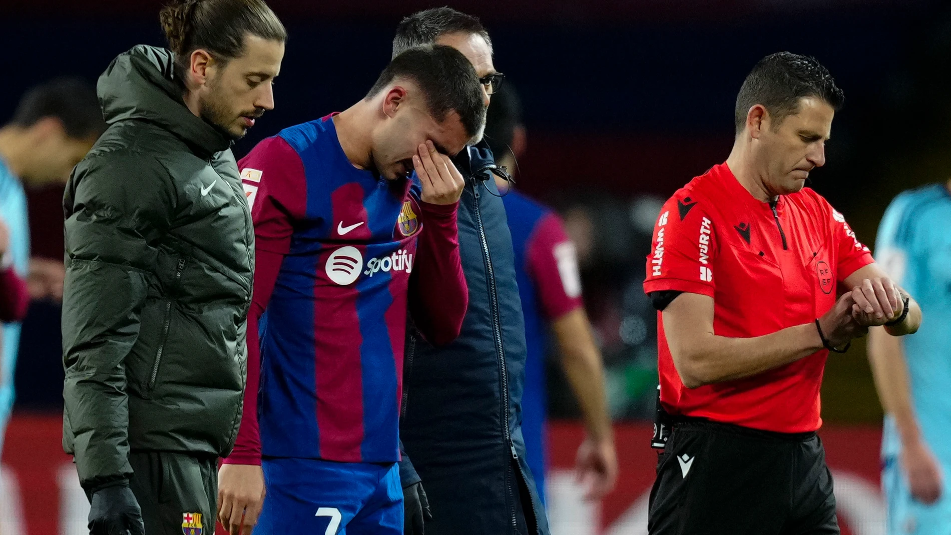 BARCELONA, 31/01/2024.-El delantero del Barcelona Ferrán Torres se retira lesionado durante del partido de la jornada 20 de LaLiga EA Sports contra el Osasuna, este miércoles en el Estadi Olímpic Lluís Companys en Barcelona.- EFE/ Enric Fontcuberta