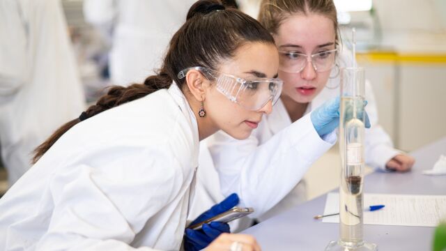 Dos estudiantes en un laboratorio