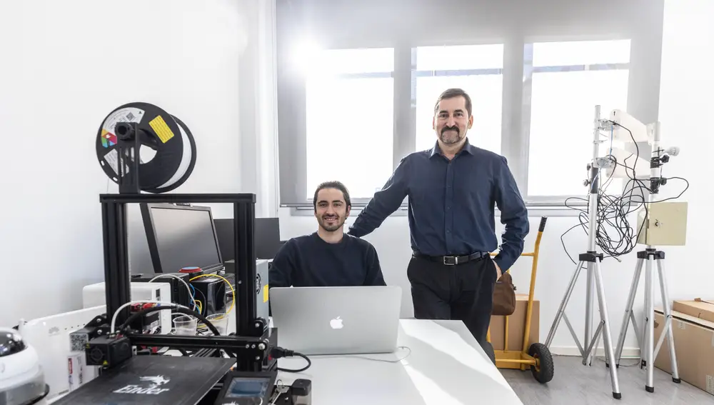 Vivero de empresas de Vallecas. Jesús Piñeiro, de Active Data, junto a su hijo.