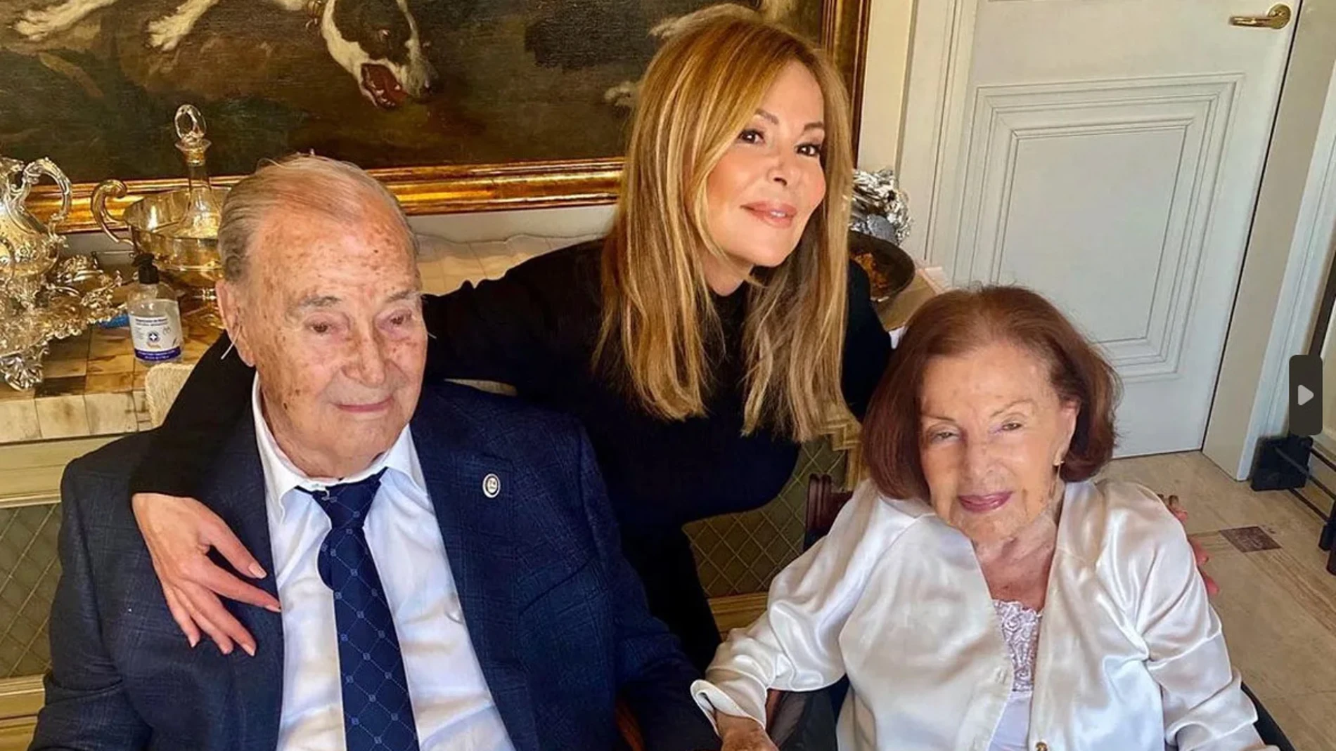 Ana Obregón junto a sus padres