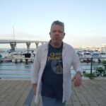 Chicote camina por el Paseo de la Bahía de Cádiz con el puente de La Pepa a sus espaldas