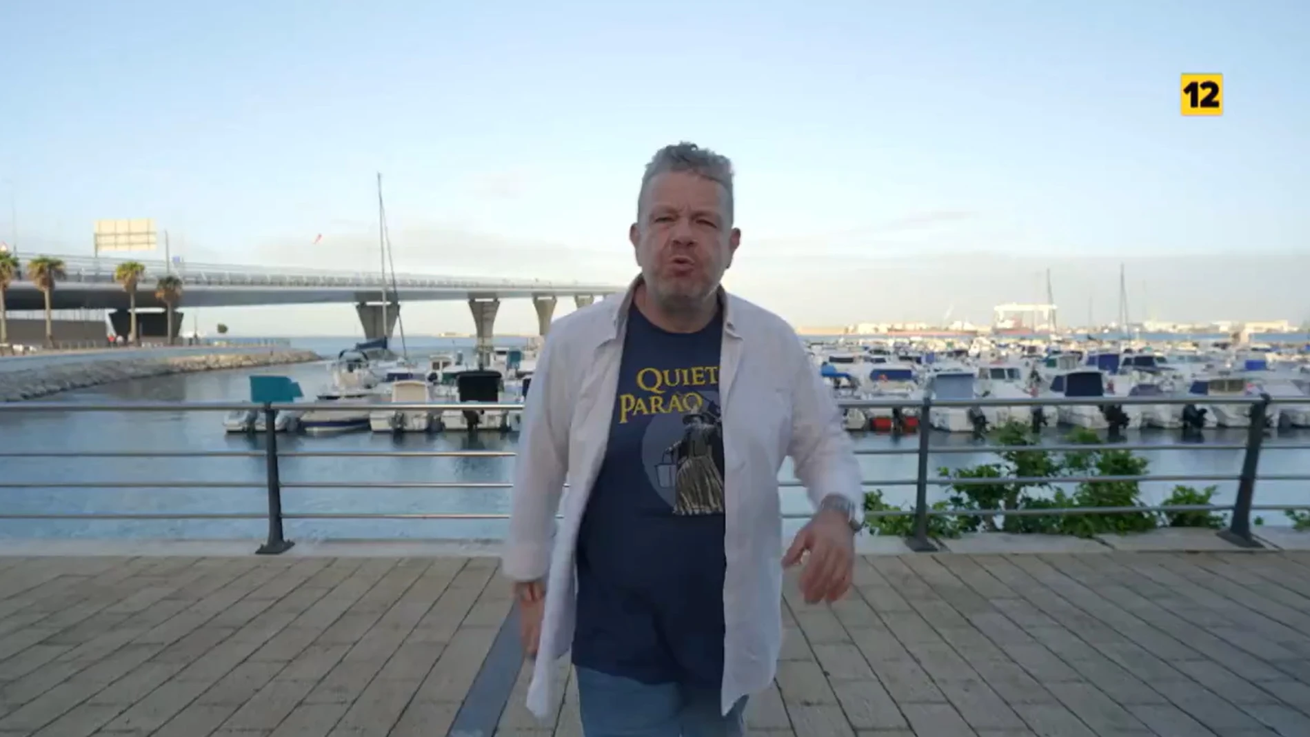 Chicote camina por el Paseo de la Bahía de Cádiz con el puente de La Pepa a sus espaldas
