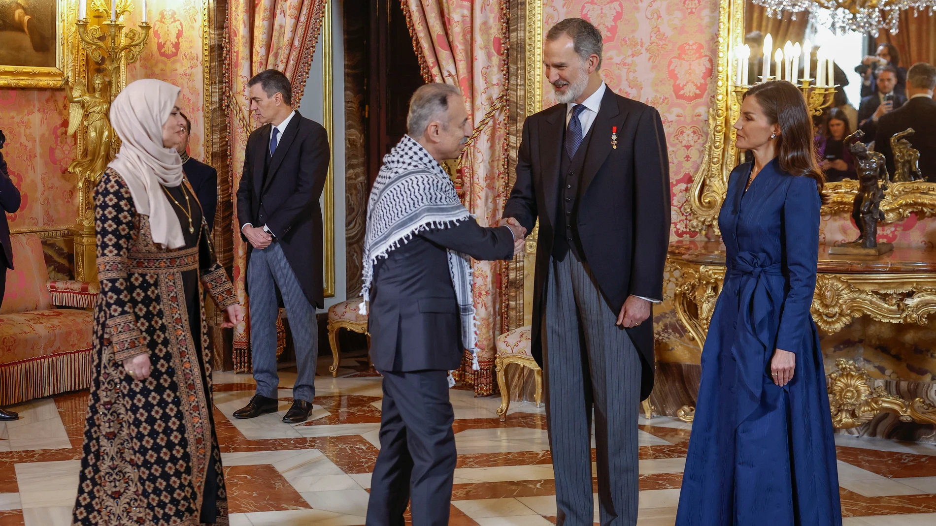 MADRID, 31/01/2024.- Los reyes Felipe y Letizia, saludados por el embajador, jefe de la Misión Diplomática de Palestina, Husni M. A. Abdelwahed, durante la recepción este miércoles en el Palacio Real la recepción al cuerpo diplomático acreditado en España. EFE/ Chema Moya