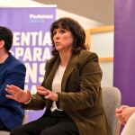 Farlado, acompañada de Irene Montero, en un acto con la militancia. 