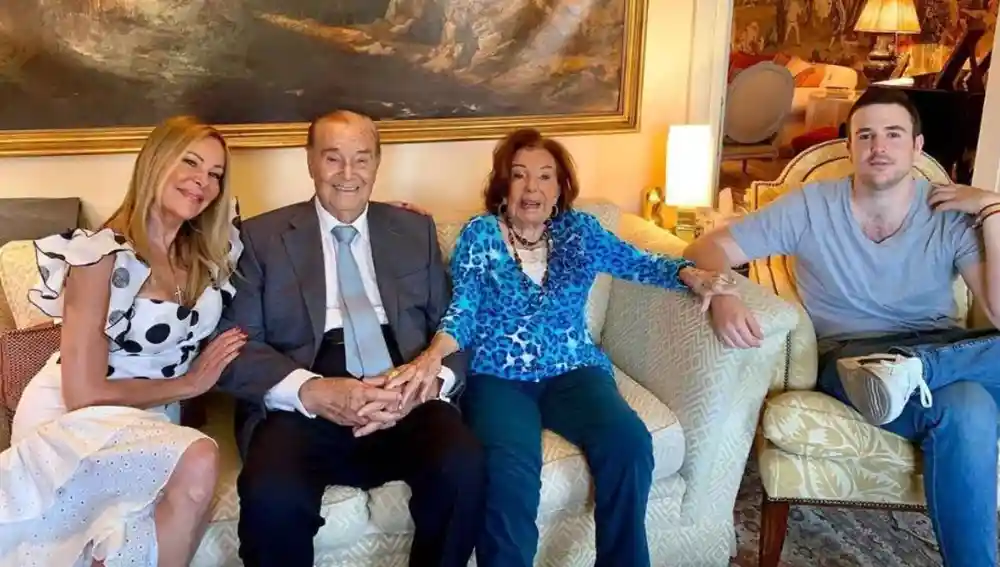 Ana Obregón junto a sus padres y su hijo Aless