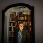 El escritor Luis Landero en su casa