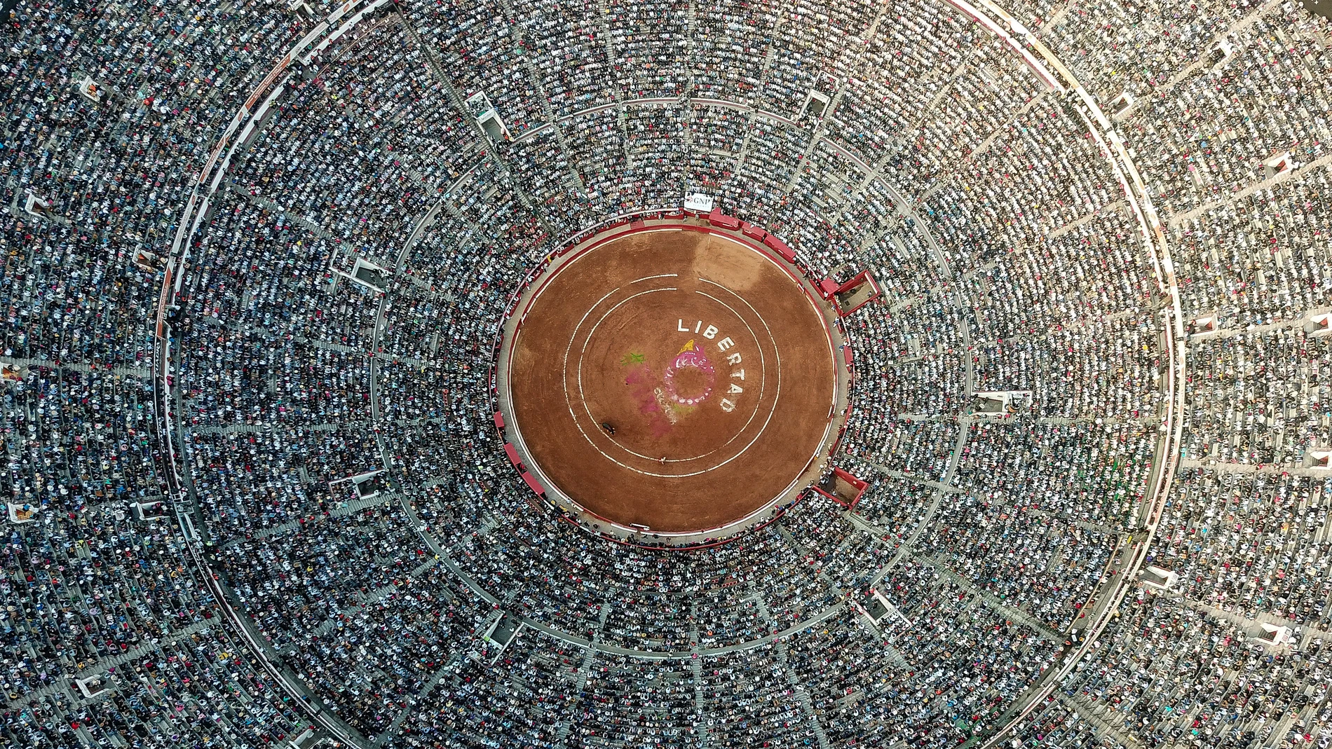 MEX7116. CIUDAD DE MÉXICO (MÉXICO), 31/01/2024.- Fotografía aérea que muestra la Plaza de Toros México el 28 de enero de 2024, en la Ciudad de México (México). Una jueza mexicana suspendió otra vez de forma provisional las corridas de toros en la Plaza México, el mayor recinto taurino del mundo, tras un amparo solicitado por la asociación civil 'Todas y Todos Por Amor a Los Toros'.EFE/ Isaac Esquivel