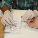 Un profesional sanitario practica un test diagnóstico a una mujer 