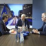 BRUSELAS, 31/01/2024.- .- El comisario de Justicia europeo, Didier Reynders (c), ha reunido este miércoles en Bruselas al ministro de Presidencia y Justicia, Félix Bolaños (i), y al vicesecretario de Acción Institucional del PP, Esteban González Pons, para intentar iniciar un nuevo diálogo que desemboque en la renovación del Consejo General del Poder Judicial (CGPJ). EFE/Pablo Garrigós