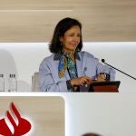 La presidenta del Banco Santander, Ana Botín, anuncia los resultados de la entidad durante una rueda de prensa en Madrid, este miércoles. El banco Santander obtuvo un beneficio neto de 11.076 millones de euros en 2023, un 15 % más que el año anterior y un nuevo récord, gracias al fuerte crecimiento de los ingresos. 