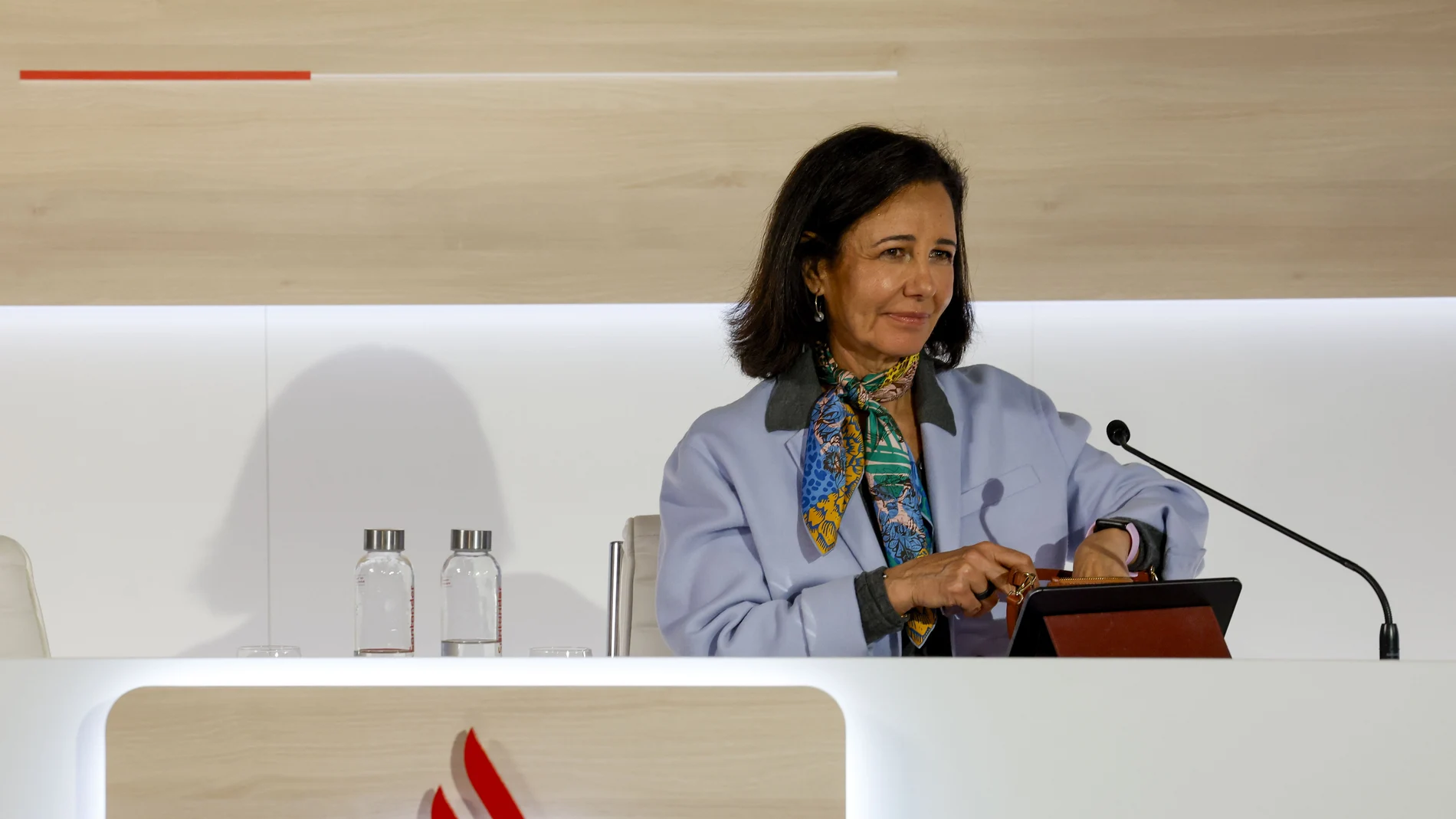 La presidenta del Banco Santander, Ana Botín, anuncia los resultados de la entidad durante una rueda de prensa en Madrid, este miércoles. El banco Santander obtuvo un beneficio neto de 11.076 millones de euros en 2023, un 15 % más que el año anterior y un nuevo récord, gracias al fuerte crecimiento de los ingresos.