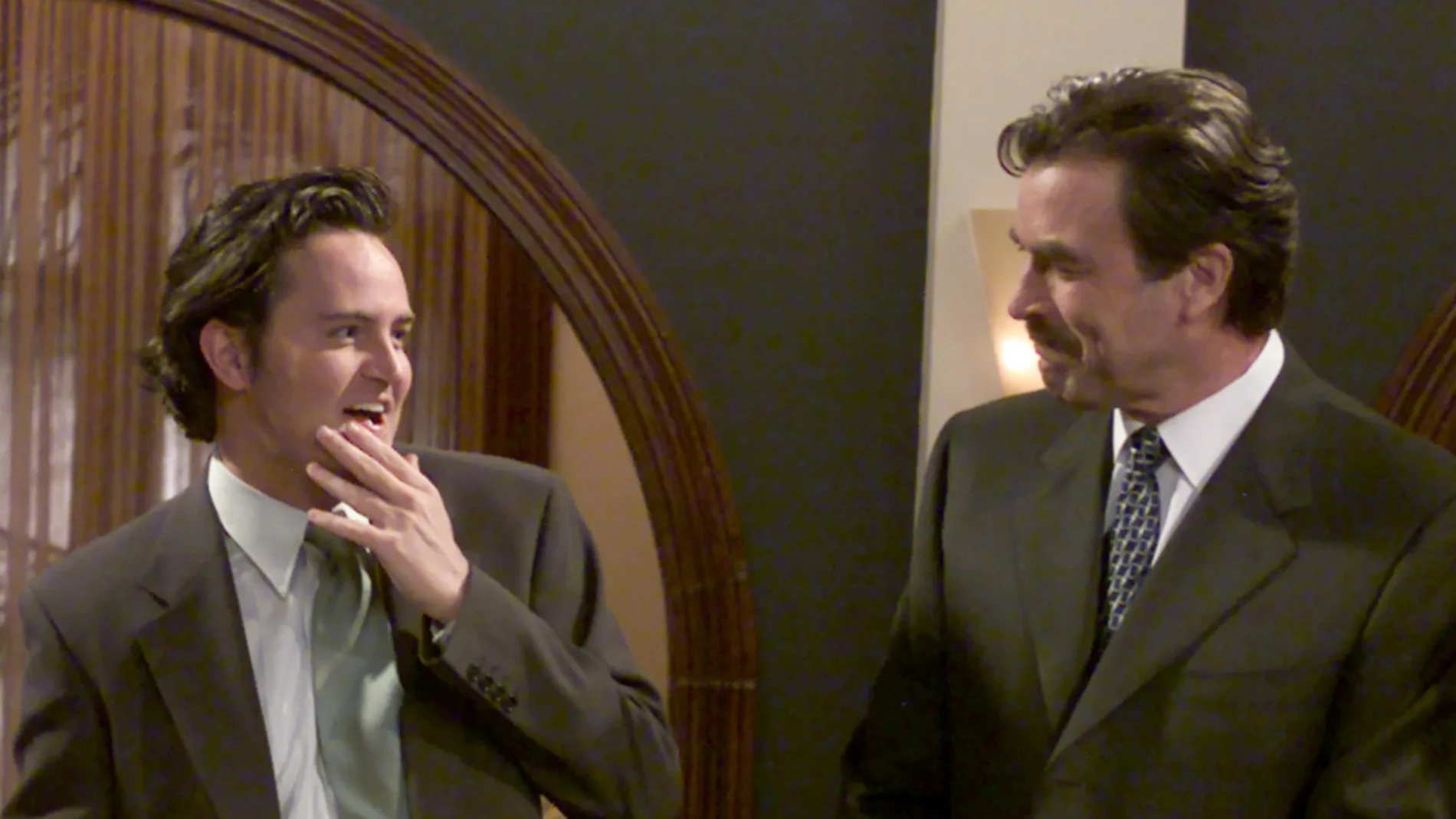 Tom Selleck y Matthew Perry en 'Friends'