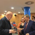 El delegado territorial de la Junta, José Luis Sanz Merino, entrega uno de los reconocimientos