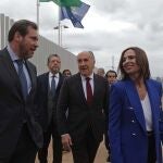 Óscar Puente, José Ignacio Landaluce y Rocío Díaz, en el puerto de Algeciras