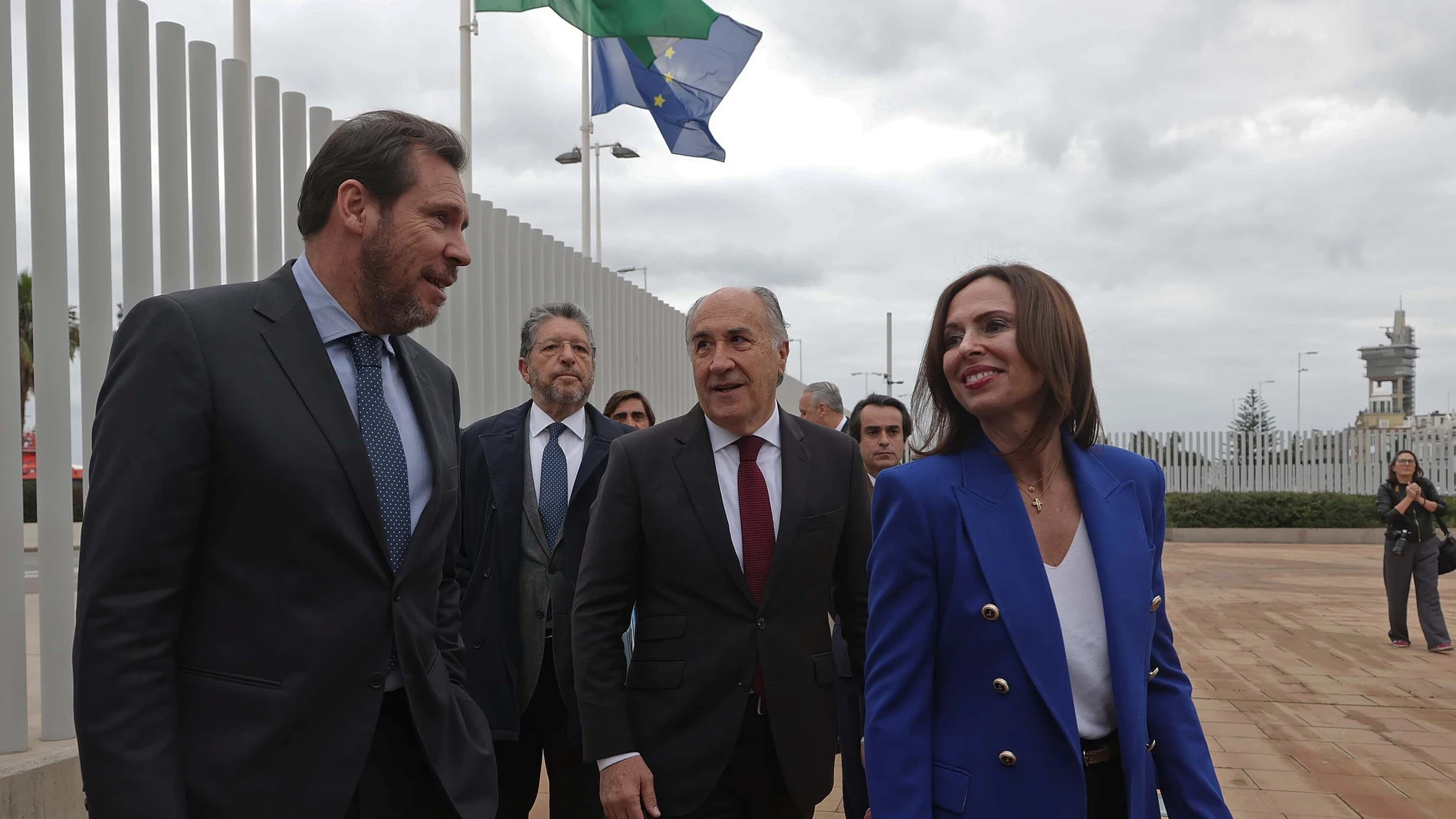 Óscar Puente, José Ignacio Landaluce y Rocío Díaz, en el puerto de Algeciras